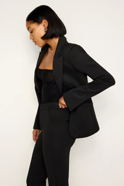 CLASSIC SCULPTED BLAZER